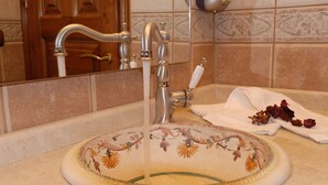 A bathroom with a round sink, a mirror, and a towel rack. - Miression Pelion House (Mouresi  Pelion)