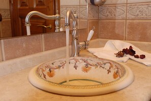 Douche, baignoire Ă jets, sĂšche-cheveux, serviettes fournies