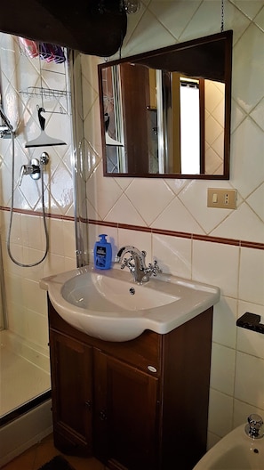 Shower, hair dryer, towels, soap - Two-room apartment on two levels in an old paper factory of the early '800 (lesa novara piemonte)
