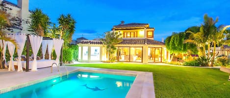 Lämmitetty uima-allas