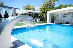 A heated pool - RENOVATED 2026. BEACHFRONT. 5 MASTER SUITES. HEATED POOL. GAMES ROOM. (Marbella)