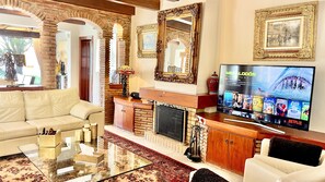 TV connectée, cheminée, jeux vidéo, lecteur de DVD