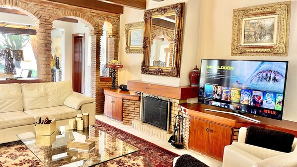 تلفزيون ذكي، مدفأة، ألعاب فيديو، مشغل دي في دي