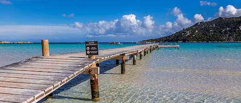 Una spiaggia nelle vicinanze