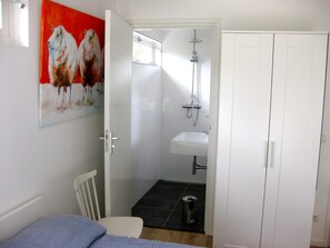 3 dormitorios, tabla de planchar con plancha, cuna de viaje