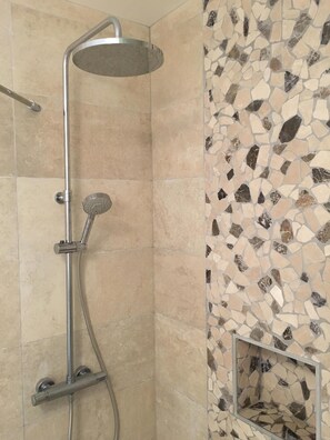 Combined shower/tub, hair dryer, towels, toilet paper - Large house in the countryside (Collobrières)