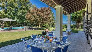 Outdoor dining - Villa Rasena 6, Emma Villas (Civita Castellana)