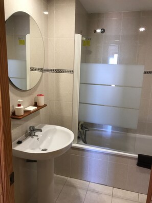 Combined shower/tub, hair dryer, bidet, towels - First line of the sea - Port Saplaya (Alboraia)