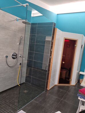 Badewanne, Haartrockner, Handtücher, Seife