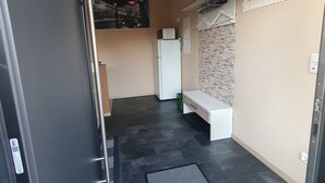 Eine moderne Küche mit einem weißen Kühlschrank, einer Bank und einem Willkommensschild.