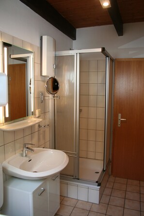 Shower, hair dryer, soap, toilet paper - Beautiful vacation home on the Silbersee with free WLAN (Frielendorf)