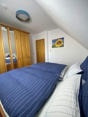 4 bedrooms, iron/ironing board, travel cot, free WiFi - Beautiful vacation home on the Silbersee with free WLAN (Frielendorf)