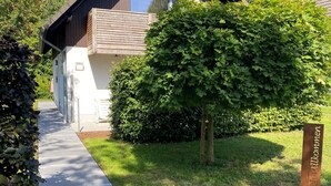 A house with a dark roof, white walls, and a visible chimney. - Beautiful vacation home on the Silbersee with extensive facilities and WLAN (Frielendorf)
