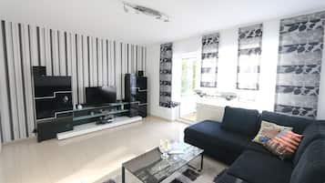 Fernseher, Videospiele, DVD-Player, Bücher