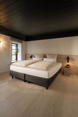 4 bedrooms, iron/ironing board, Internet, bed sheets