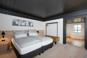 4 bedrooms, iron/ironing board, Internet, bed sheets