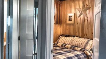 2 bedrooms, iron/ironing board, free WiFi, bed sheets