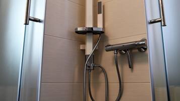 Dusche, Haartrockner, Handtücher, Toilettenpapier