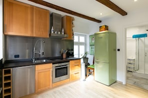 Kühlschrank, Mikrowelle, Ofen, Herdplatte