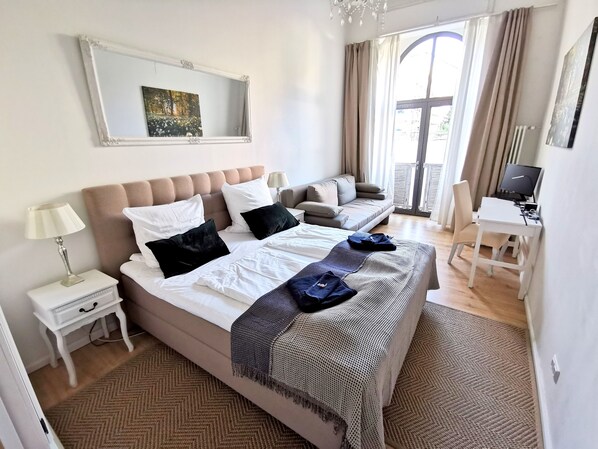 2 habitaciones, escritorio y tabla de planchar con plancha