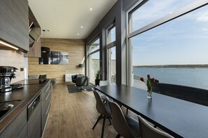 Fridge, microwave, oven, stovetop - HOLIDAY HOUSE WITH BEACH, BOAT, SAUNA, AIR CONDITIONING & FIREPLACE! (Löbnitz)