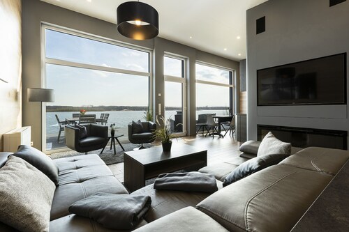 HOLIDAY HOUSE WITH BEACH, BOAT, SAUNA, AIR CONDITIONING & FIREPLACE!