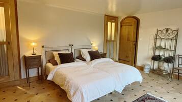 3 slaapkamers, een bureau, een strijkplank/strijkijzer, reisbedje