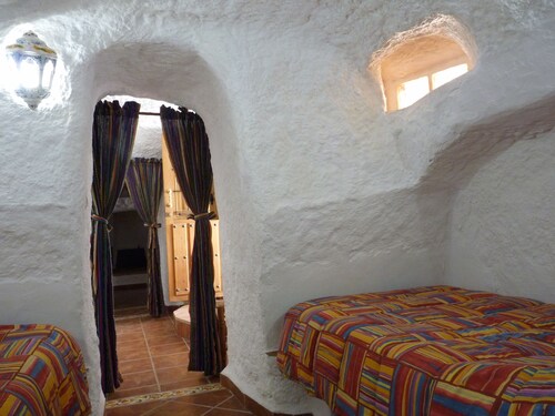 Troglodyte house with large patio and barbecue; Private and closed parking