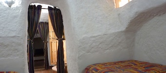 Troglodyte house with large patio and barbecue; Private and closed parking