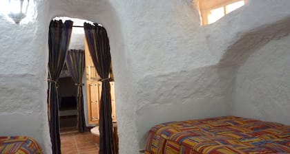 Troglodyte house with large patio and barbecue; Private and closed parking
