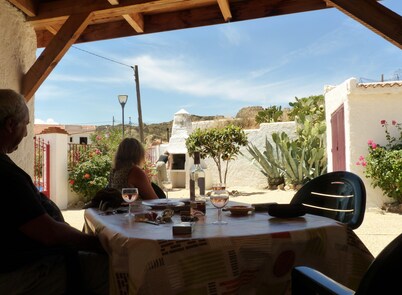 Troglodyte house with large patio and barbecue; Private and closed parking