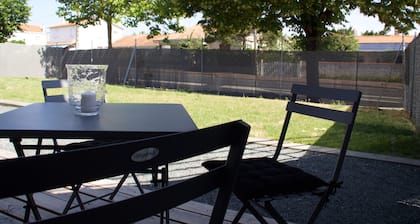 Charment appartement T3 (2 chambres) jardinet et terrasse