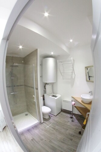 Charment appartement  T3 (2 chambres) jardinet et terrasse