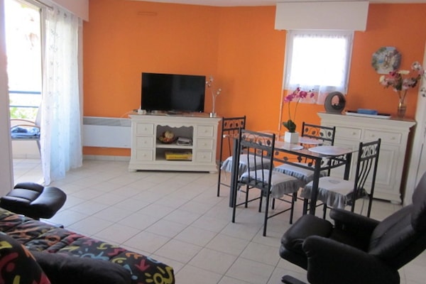 PiĂšce Ă vivre avec accĂšs balcon