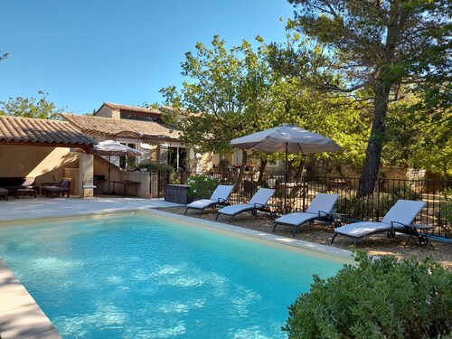 Komfort und Qualität in Gordes klassifiziert Tourismus 4 *. Gesichertes Schwimmbad. Klimaanlage