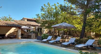 Komfort und Qualität in Gordes klassifiziert Tourismus 4 *. Gesichertes Schwimmbad. Klimaanlage