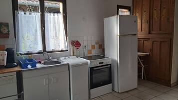 Een koelkast, een microgolfoven, een oven, een kookplaat