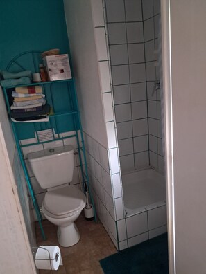 Een douche, een haardroger, toiletpapier