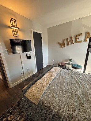 2 bedrooms, iron/ironing board, free WiFi, bed sheets - CSU/Old Town steps away. Indoor Pool! Full reno Jan 2025! (Fort Collins)