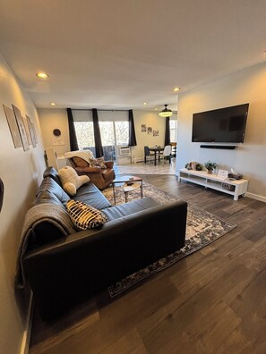 Smart TV, DVD player, table tennis, books - CSU/Old Town steps away. Indoor Pool! Full reno Jan 2025! (Fort Collins)