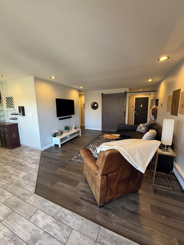 Smart TV, DVD player, table tennis, books - CSU/Old Town steps away. Indoor Pool! Full reno Jan 2025! (Fort Collins)