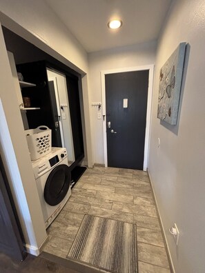 Interior - CSU/Old Town steps away. Indoor Pool! Full reno Jan 2025! (Fort Collins)