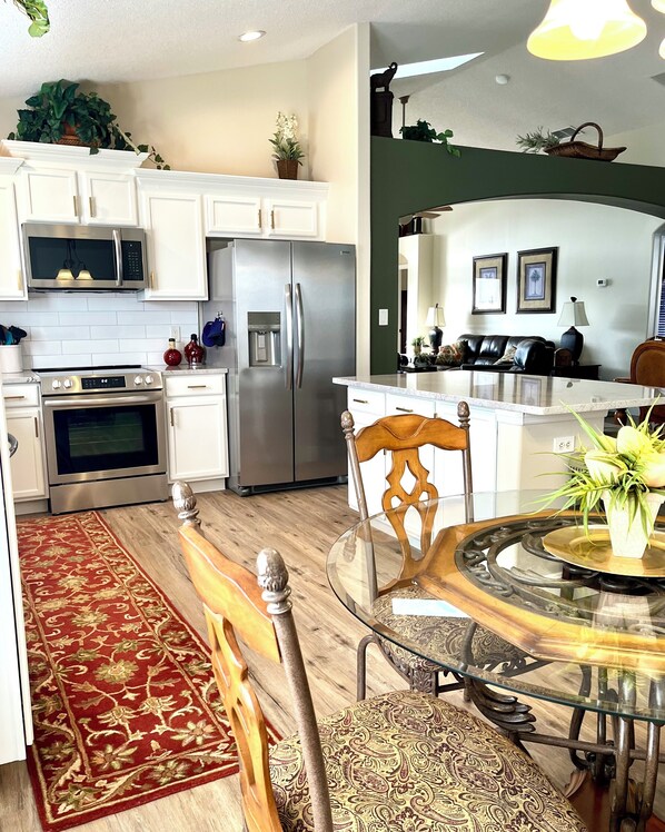 Refrigerador, microondas, horno y parrilla de estufa 