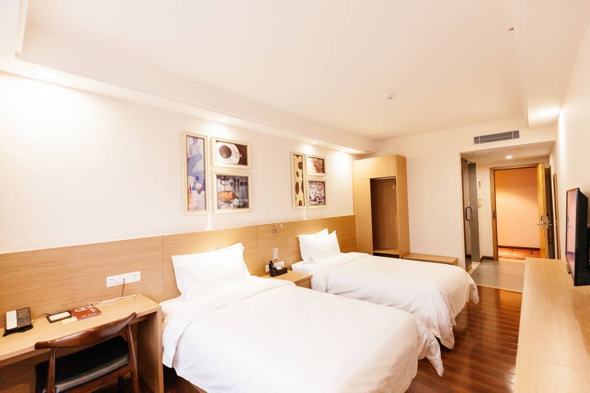 Classic Twin Room | Premium bedding, minibar, desk, WiFi (free)
