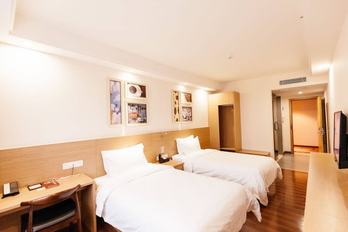 Premium bedding, minibar, desk, free WiFi
