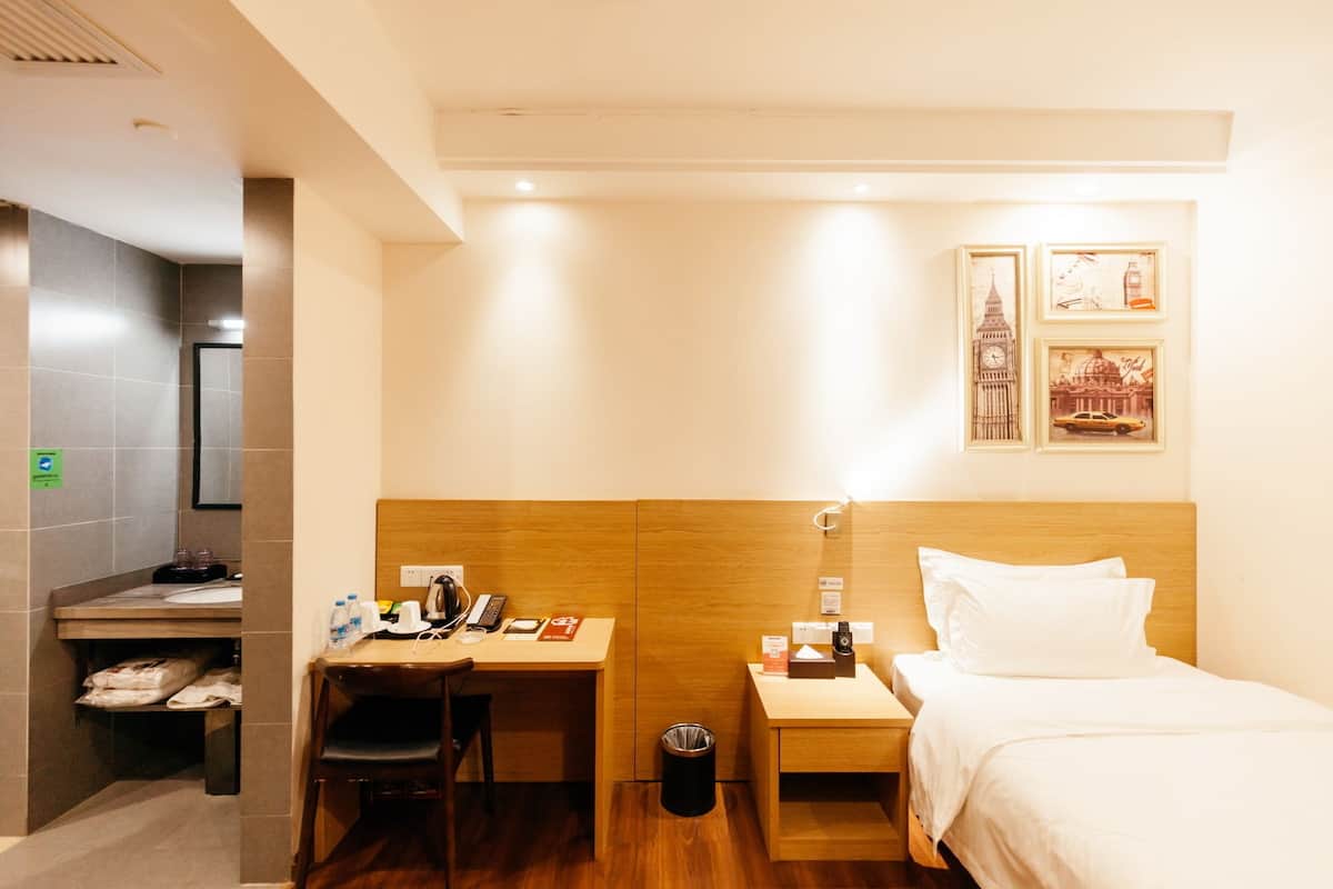 Premium bedding, minibar, desk, free WiFi