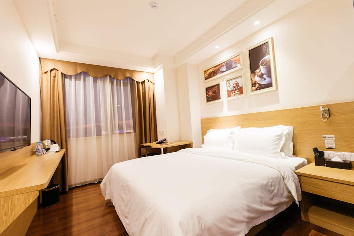 Premium bedding, minibar, desk, free WiFi