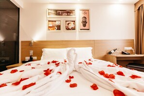 Ropa de cama de alta calidad, minibar, escritorio y wifi gratis