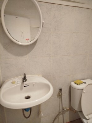 Shower, towels - J&E (Pattaya)