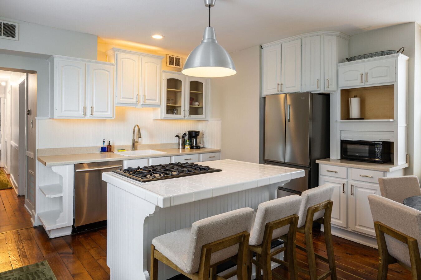 Réfrigérateur, four à micro-ondes, un four, surface de cuisson